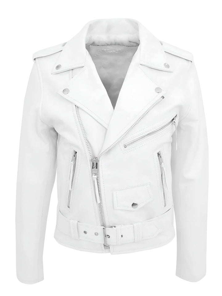 Mujer vistiendo chaqueta de cuero genuino negra, diseño motero clásico, look biker.