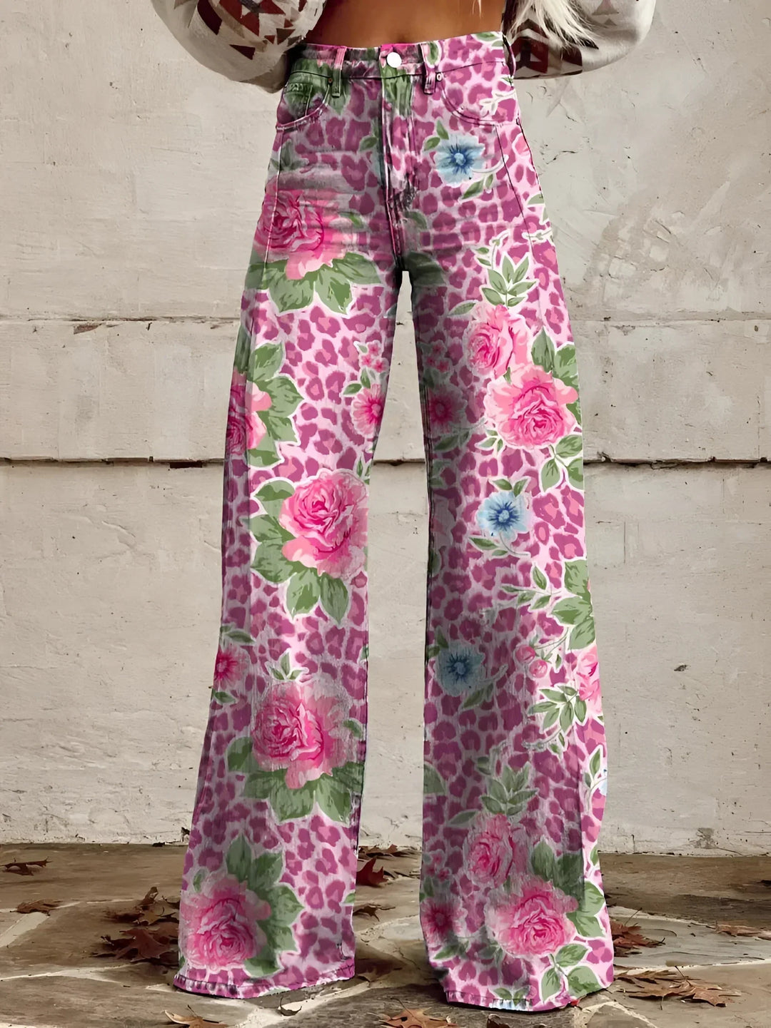 Jeans acampanados tendencia, moda retro para mujer, pierna ancha que estiliza la figura.
