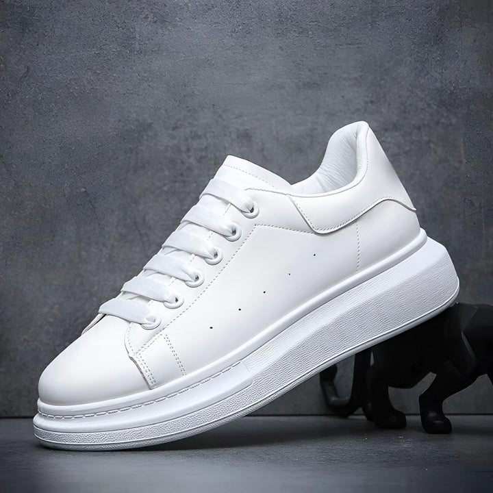 Calzado deportivo blanco para hombre, suela de plataforma. Estilo casual y moderno, ideal para moda urbana.