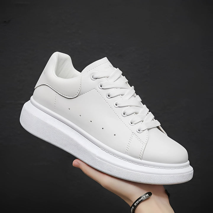 Zapatillas blancas de hombre con plataforma elevada, estilo moderno y urbano para máxima comodidad.
