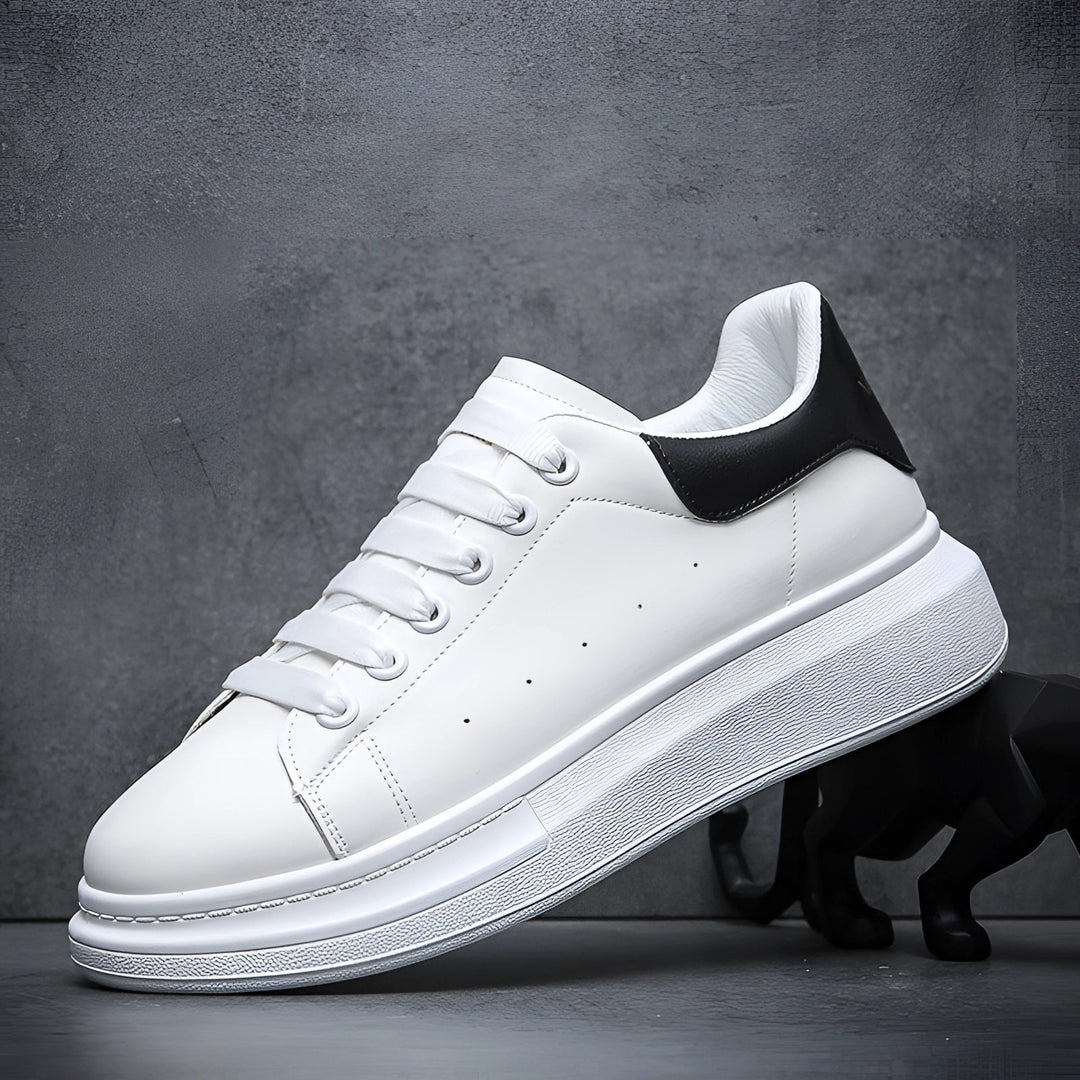 Zapatillas blancas casuales de hombre con plataforma. Calzado moderno que ofrece estilo y comodidad para el día a día.