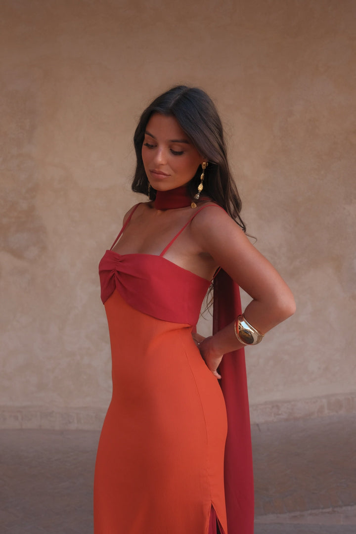 Vestido de mujer para eventos, largo y bicolor, con tirantes y un toque de fular. Elegancia pura.