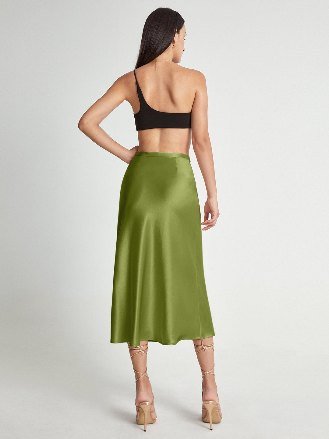 Falda midi de satén elegante, moda formal y sofisticada para mujer. Ideal para fiestas y look de verano.