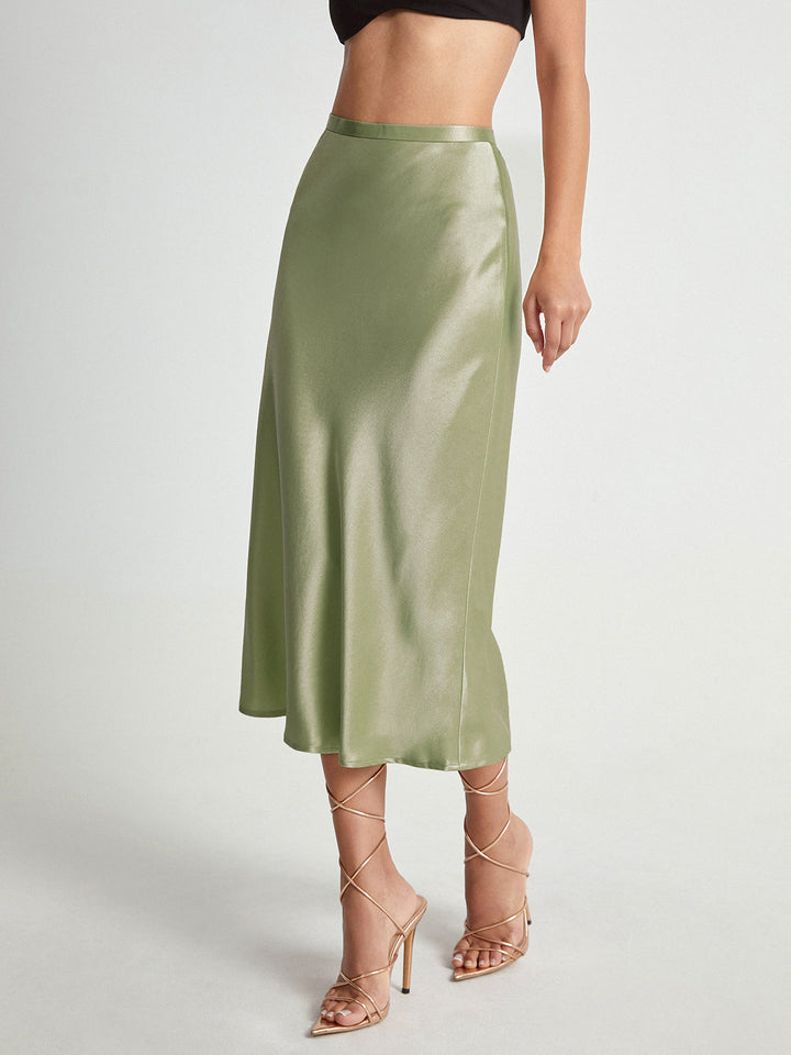 Falda midi de satén de corte elegante, ideal para la moda femenina formal y sofisticada. Versátil.