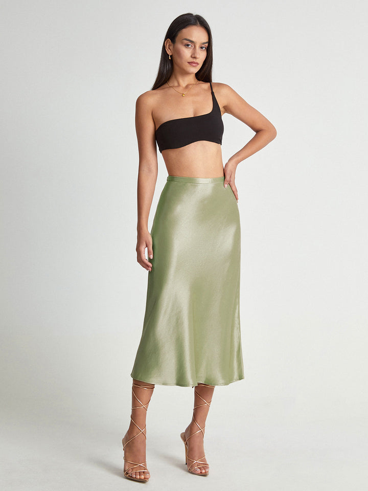 Falda de satén midi para mujer, un básico elegante y versátil para cualquier guardarropa formal o casual.