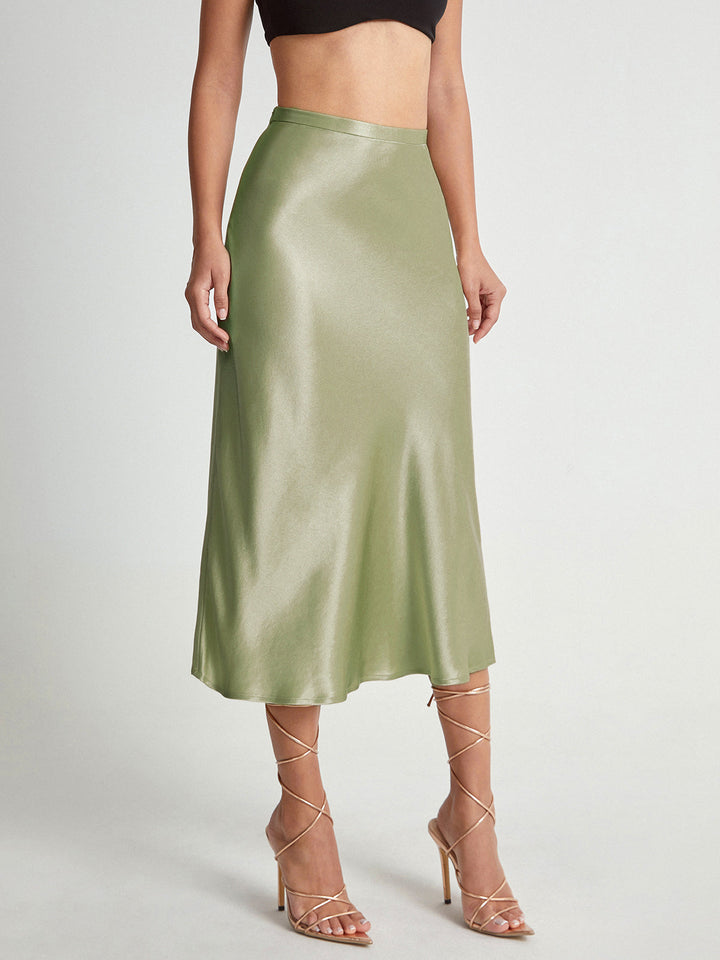 Falda midi de satén para mujer, combinando comodidad y estilo formal para cualquier ocasión veraniega.