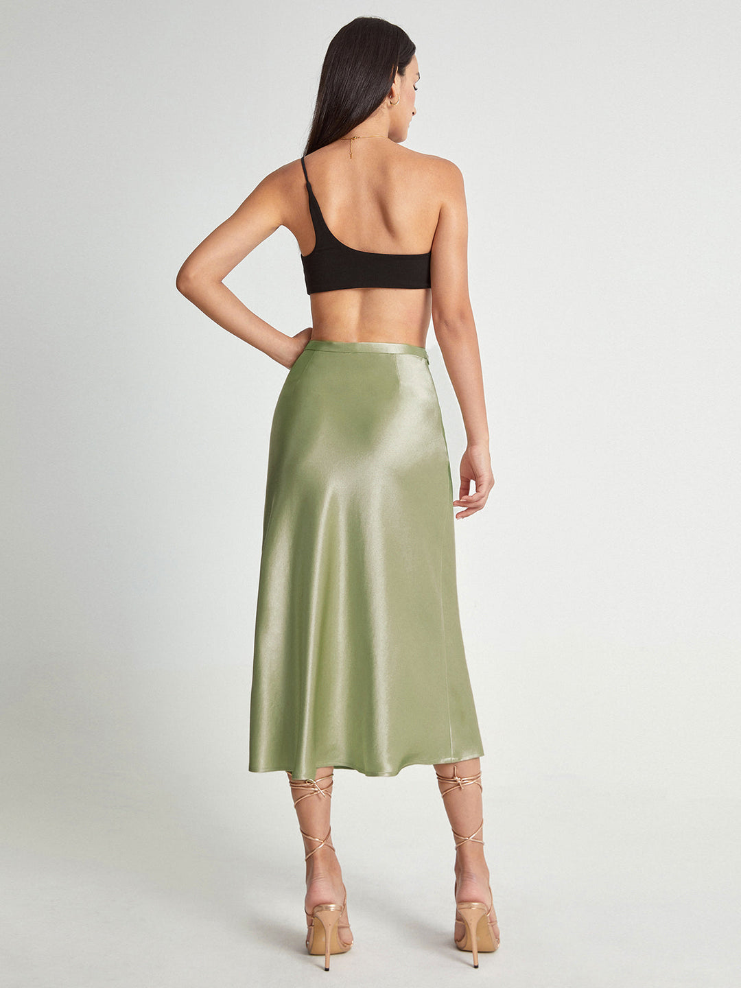 Falda midi de satén con caída fluida, resalta la elegancia y sofisticación femenina. Perfecta para fiesta.