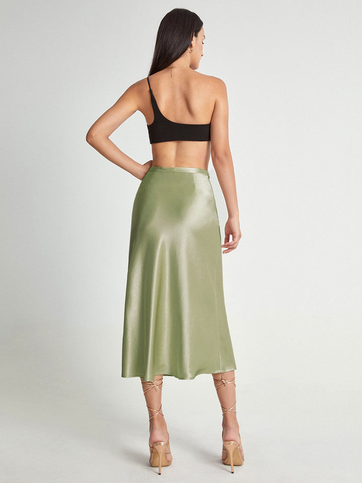 Falda midi de satén con caída fluida, resalta la elegancia y sofisticación femenina. Perfecta para fiesta.