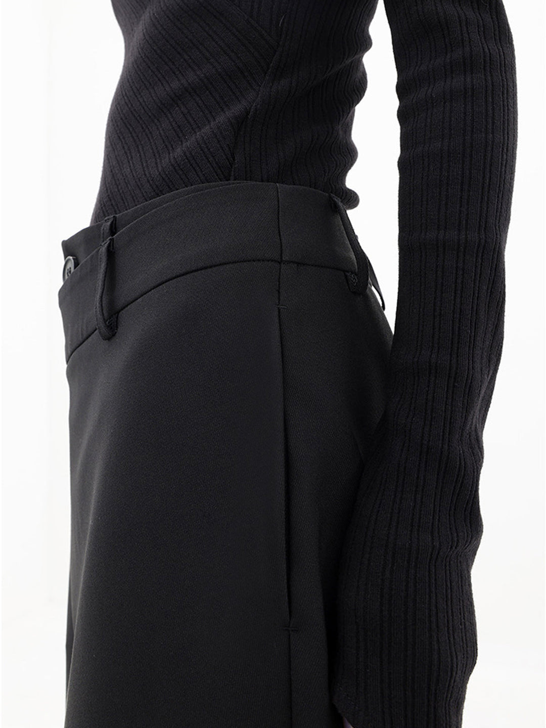 Pantalón de moda fluido de mujer, pierna ancha, diseño cruzado, estilo elegante y casual.