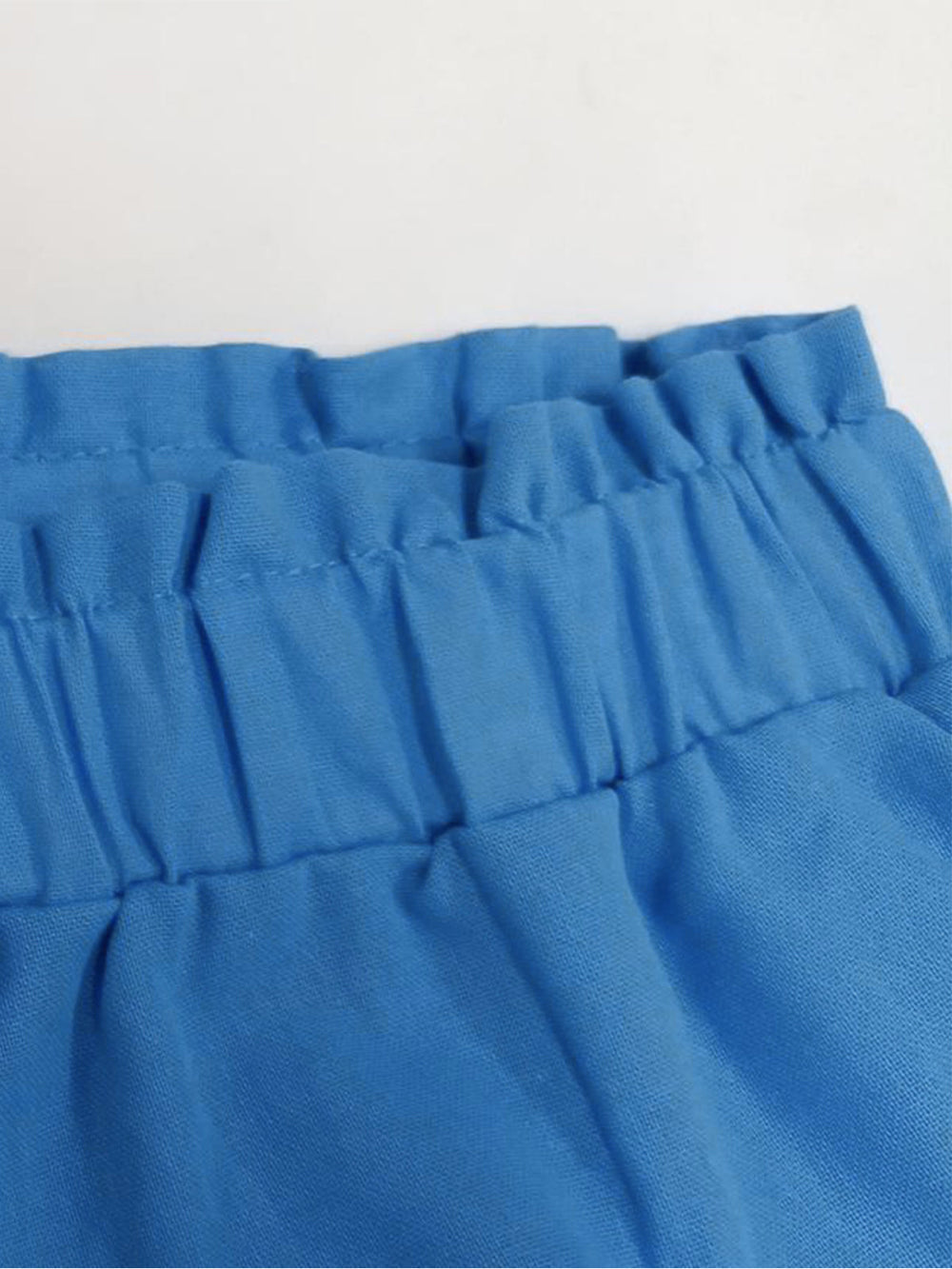 Conjunto de lino dos piezas para mujer, blusa holgada y pantalón corto. Look casual y fresco para el verano.