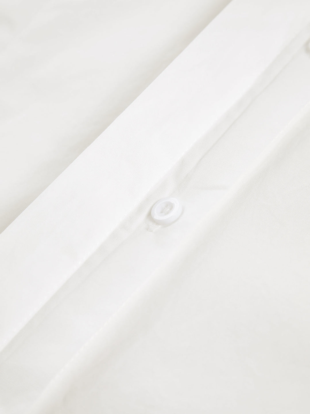 Camisa blanca clásica de botones para mujer, esencial de ropa femenina, estilo formal y casual, atemporal.