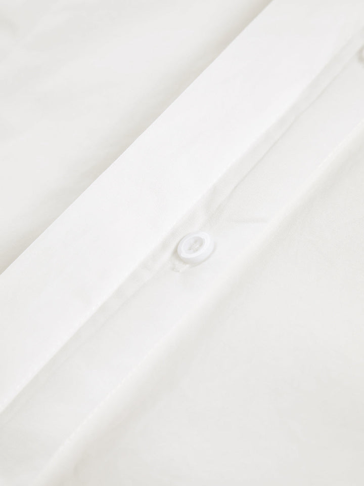 Camisa blanca clásica de botones para mujer, esencial de ropa femenina, estilo formal y casual, atemporal.