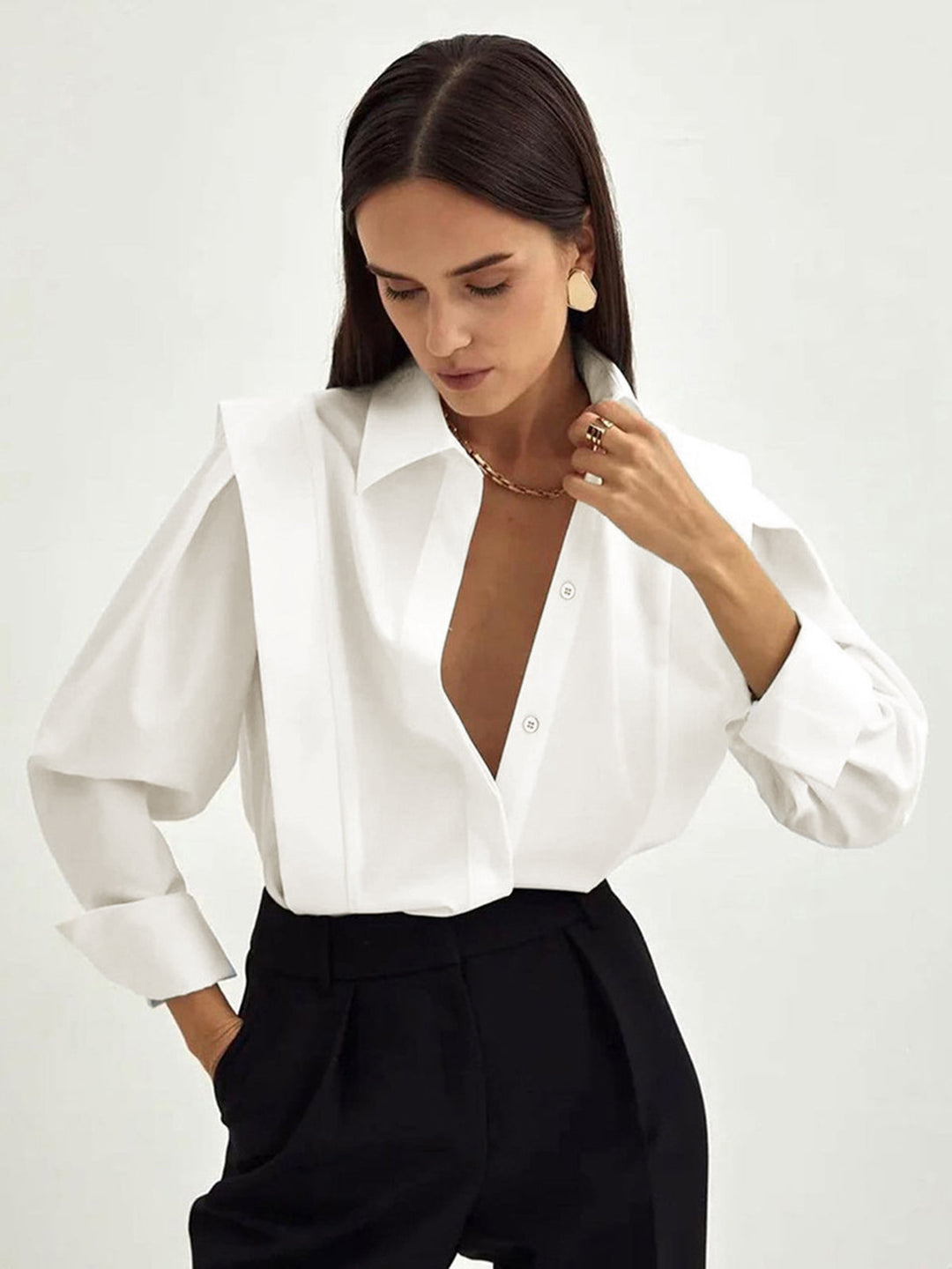 Blusa de botones para mujer, tela suave y estilo clásico, ideal para confort y elegancia duradera.