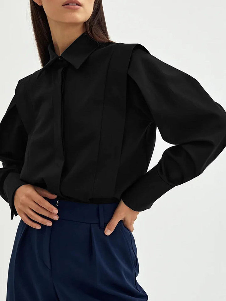 Elegante camisa de botones blanca para mujer, perfecta para moda oficina o look formal y sofisticado.