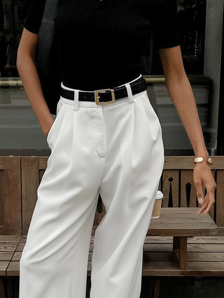 Pantalón estilizado de mujer, pierna ancha y talle alto, moda para primavera y verano.