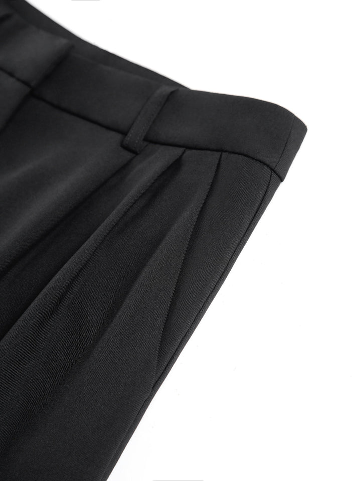 Cómodo pantalón de mujer talle alto y pierna ancha, look versátil para otoño.