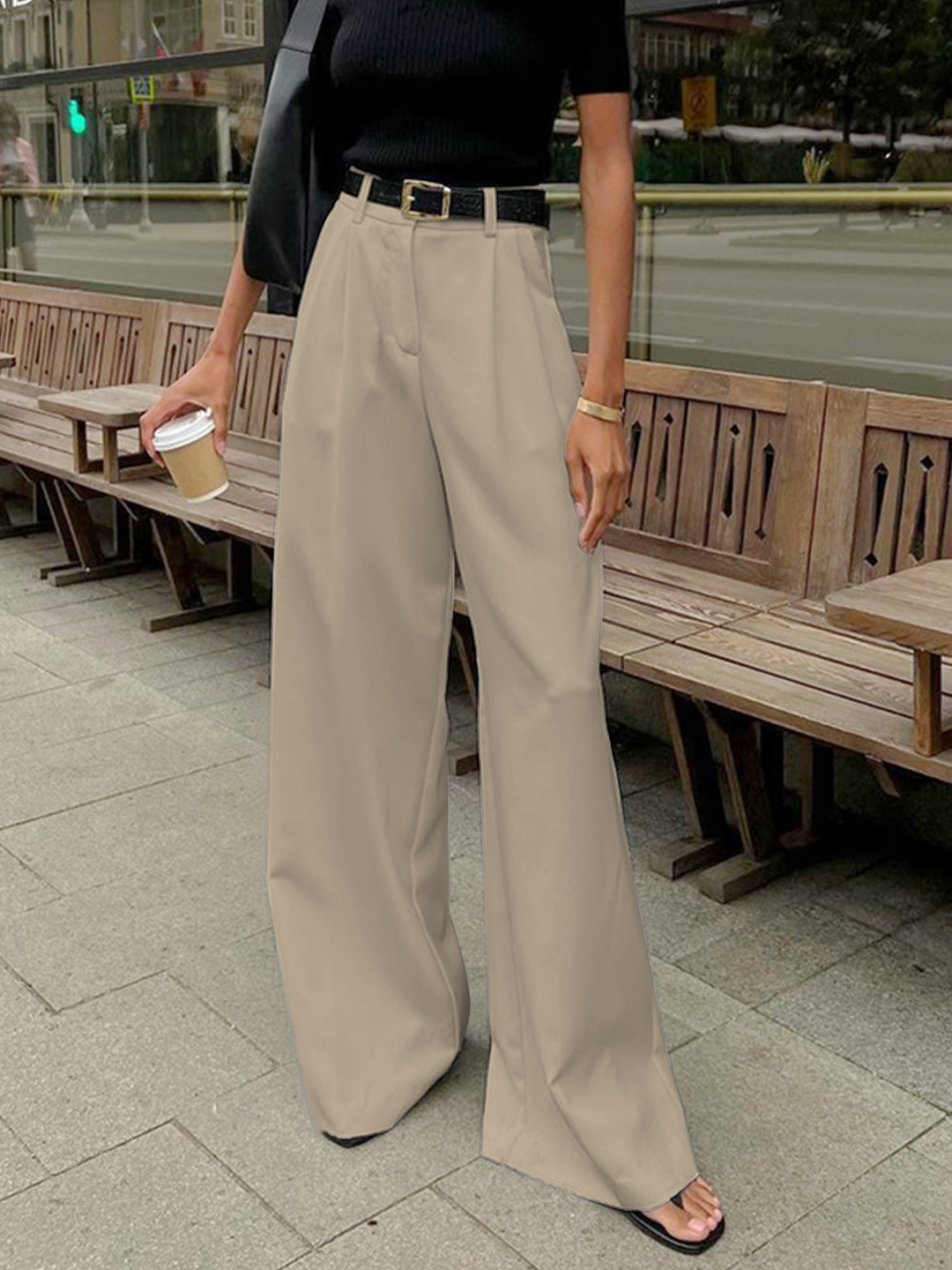Mujer vistiendo pantalón pierna ancha y talle alto, look casual elegante de primavera.