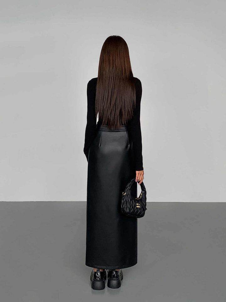 Mujer modelando falda midi elegante con abertura lateral, silueta sofisticada, ideal para moda urbana.