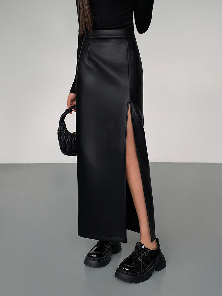 Detalle de abertura lateral en falda midi elegante para mujer, realza el estilo sofisticado y moderno.