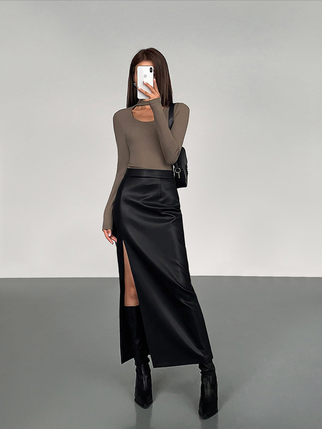 Vista lateral de falda midi elegante para mujer, mostrando la sutil abertura y su caída sofisticada.