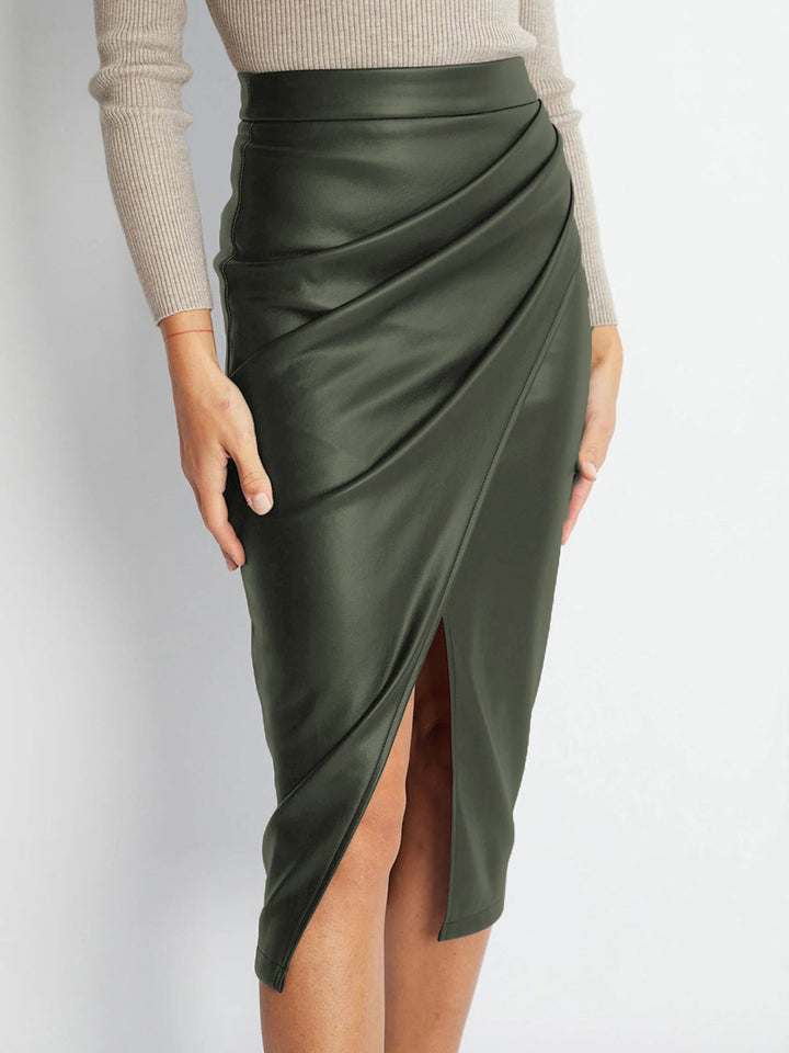Falda plisada de mujer en color marrón, con abertura que realza el movimiento. Estilo casual elegante.