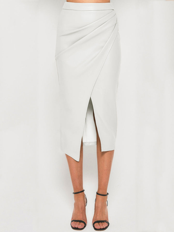 Falda plisada marrón midi de mujer con abertura, versátil para looks casuales y sofisticados.