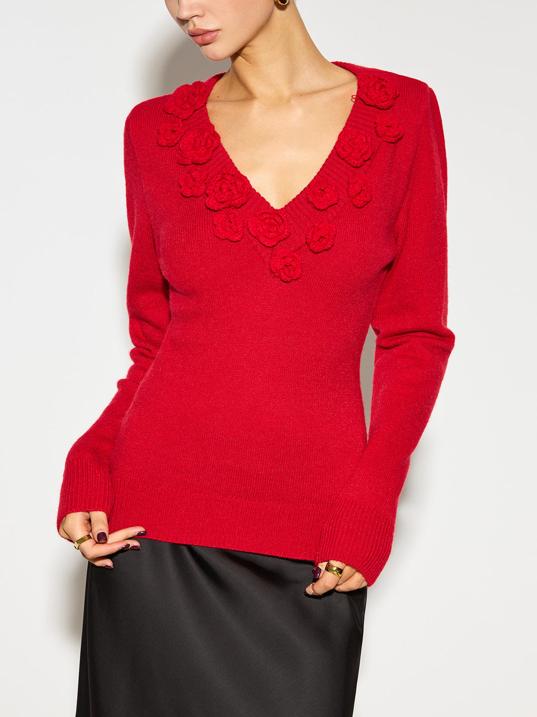 Top de mujer con flores 3D rojas y escote V pronunciado. Blusa de punto ceñida, versátil para día o noche.