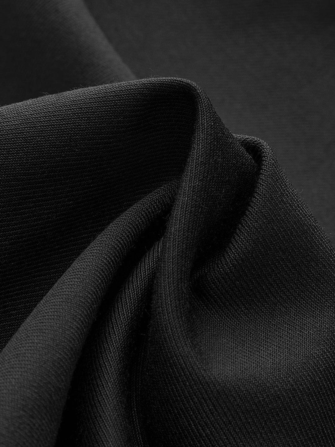 Pantalón fluido gris de mujer, pierna ancha, diseño cruzado, cómodo y versátil.