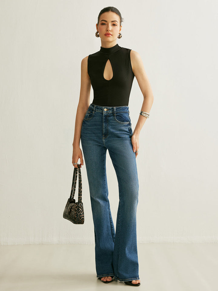 Top femenino negro con cuello alto, diseño sin mangas y abertura. Estilo moderno para cualquier ocasión.