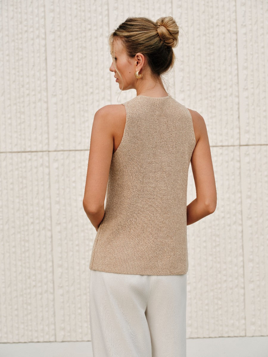 Top de moda femenina, halter cruzado, sin mangas, color caqui. Confección cómoda para verano.