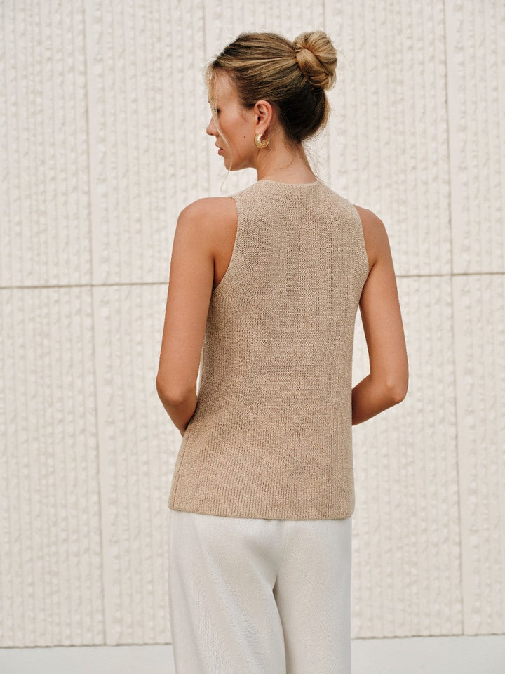Top de moda femenina, halter cruzado, sin mangas, color caqui. Confección cómoda para verano.