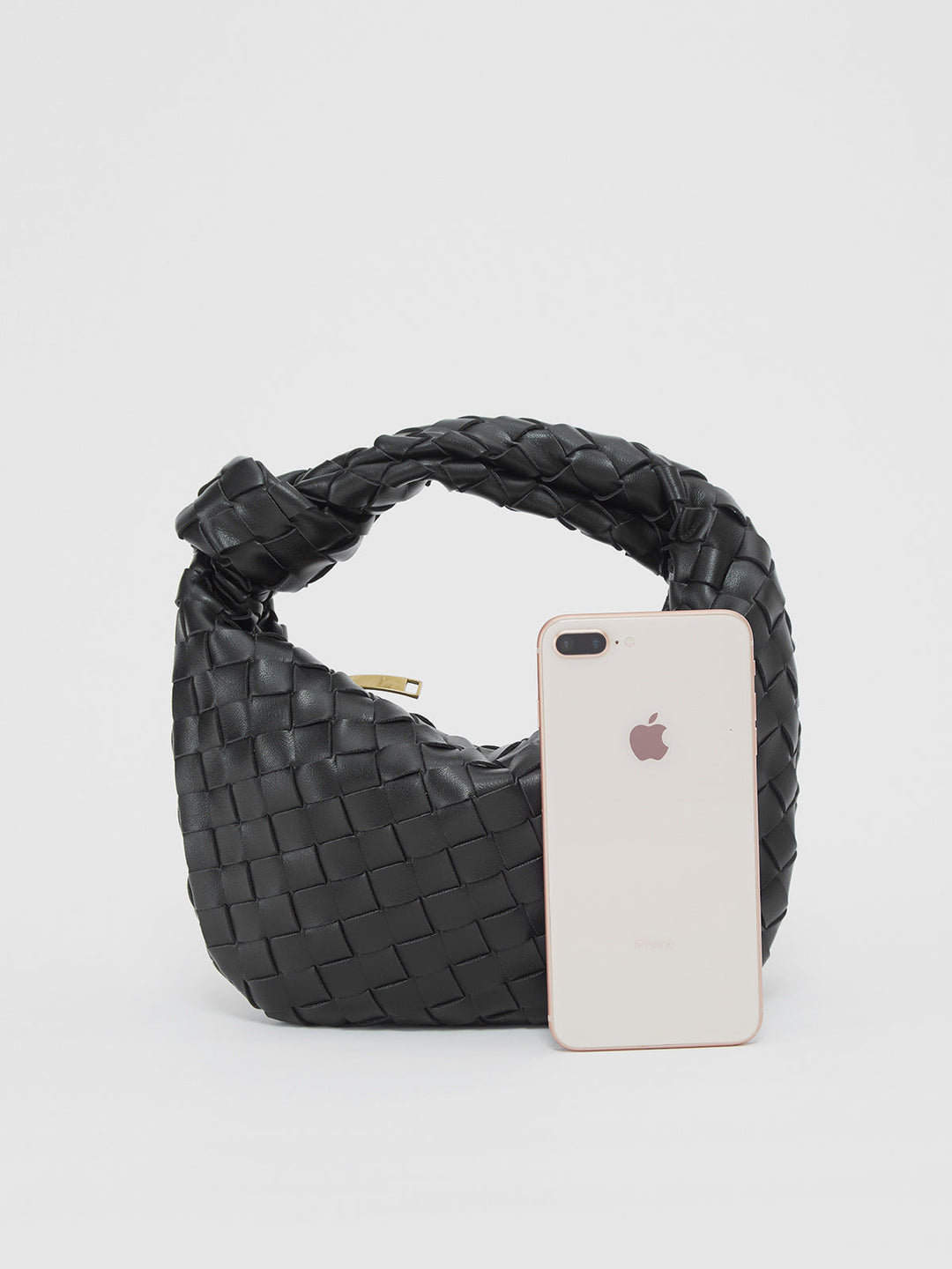 Detalle de tejido trenzado en bolso de mano para mujer, muestra la textura única y el estilo chic.