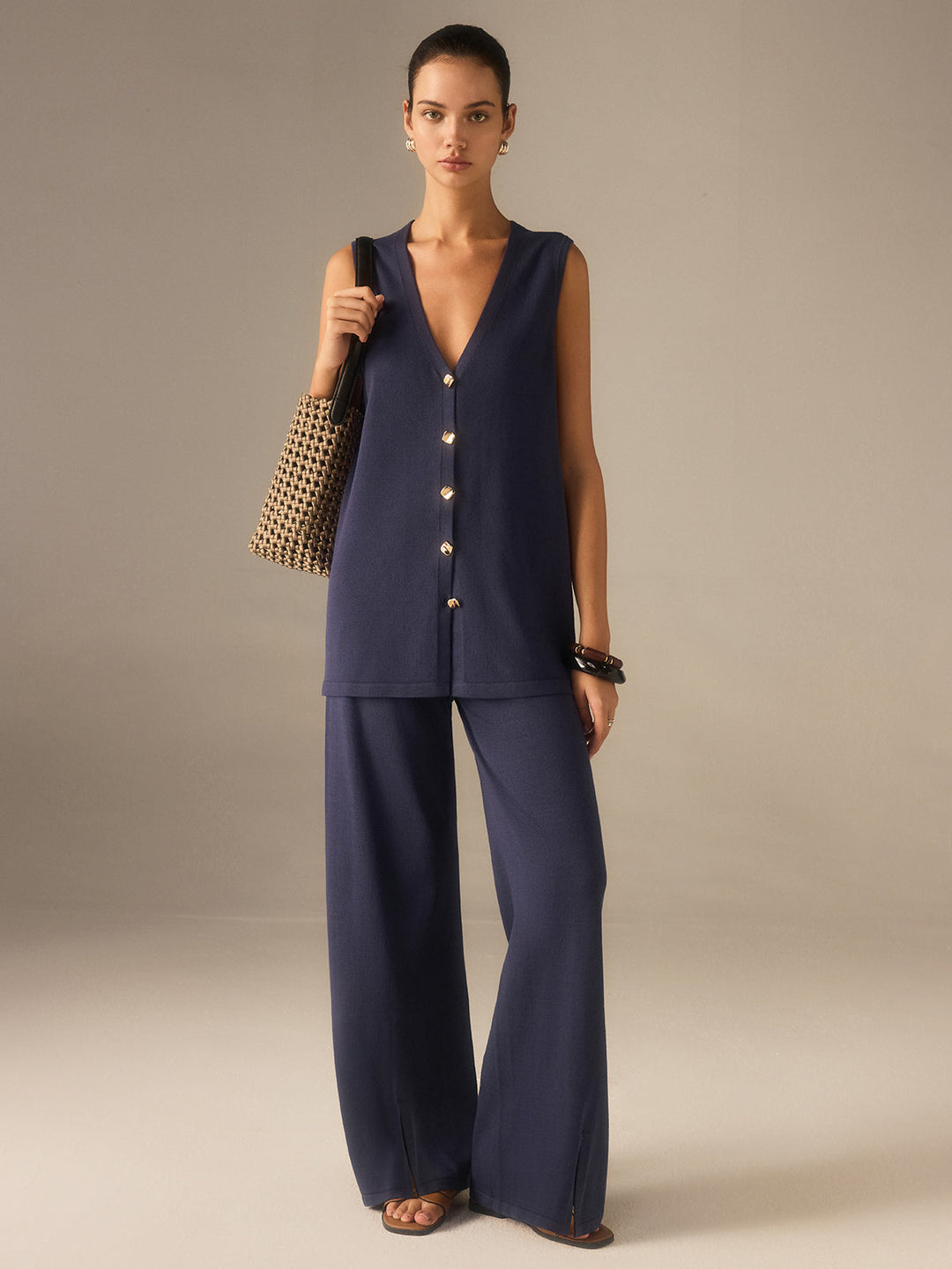 Conjunto azul marino de chaleco y pantalones anchos para mujer, botones dorados. Moderno y chic.