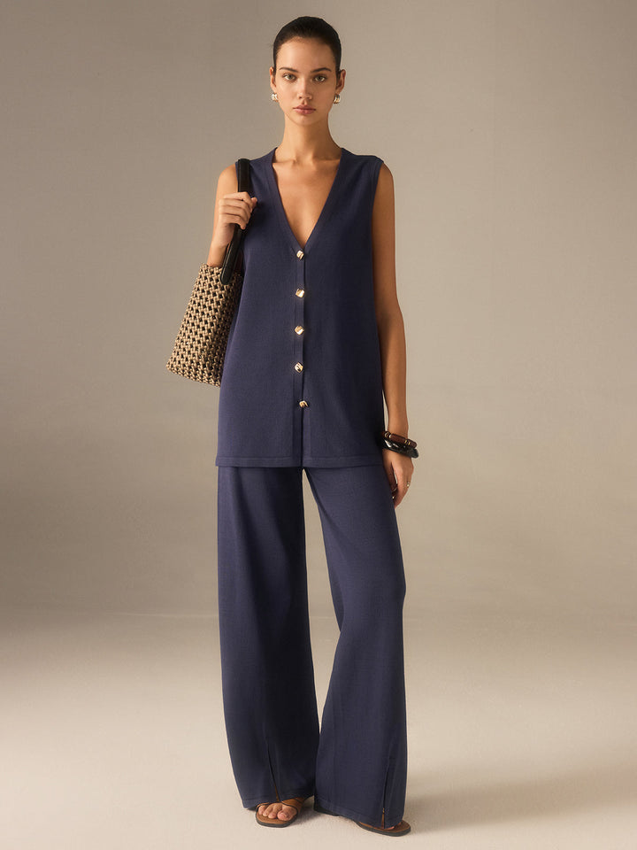 Conjunto azul marino de chaleco y pantalones anchos para mujer, botones dorados. Moderno y chic.