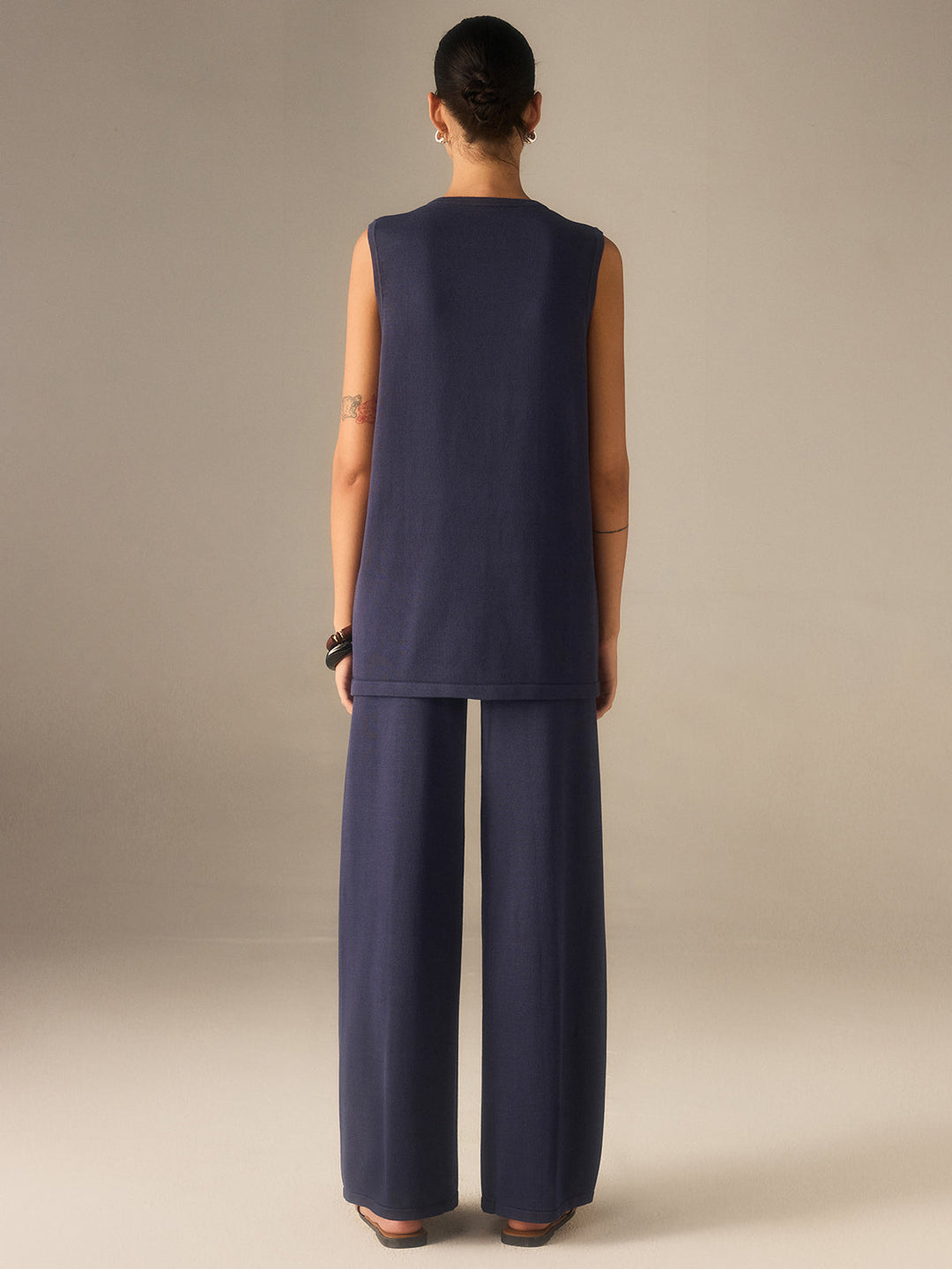 Conjunto formal/casual de moda femenina: chaleco y pantalones anchos. Ideal para oficina o evento.