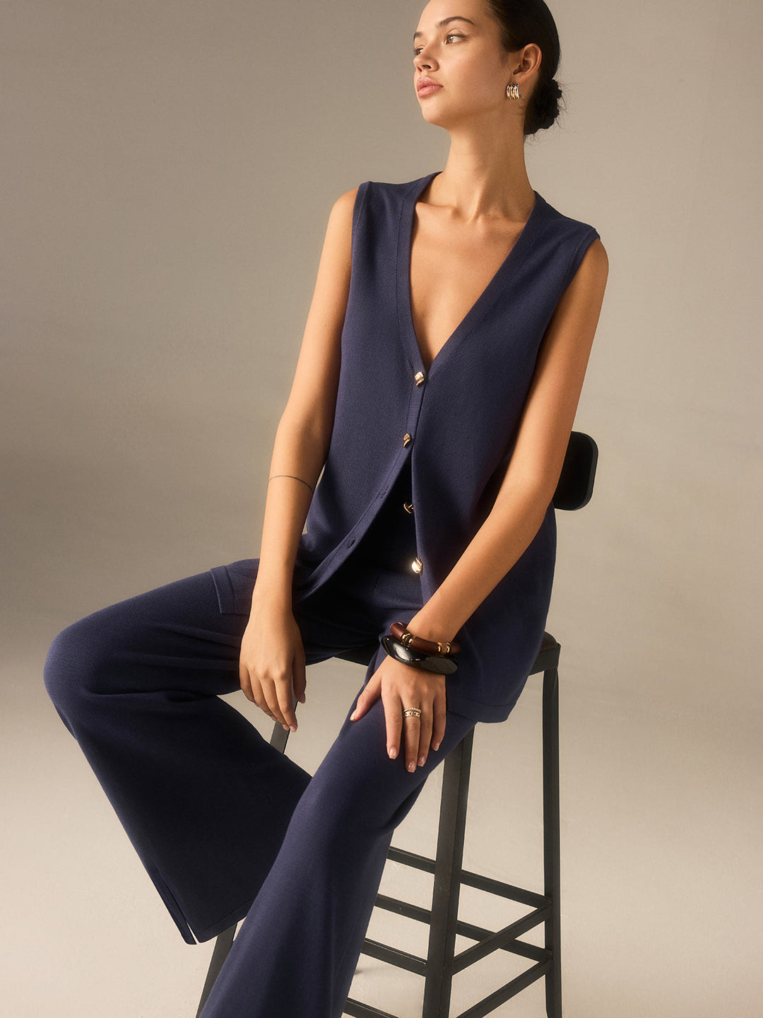 Pantalones anchos negros de tiro alto, a juego con chaleco. Look casual y formal para mujer, tendencia.