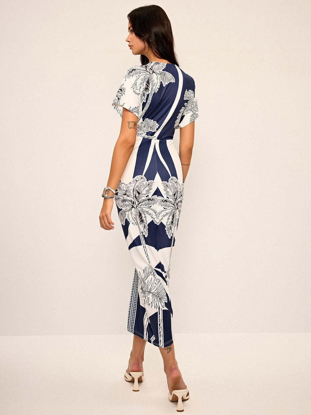 Vestido midi casual de verano para mujer, estampado floral vibrante, escote en V, un estilo fresco.