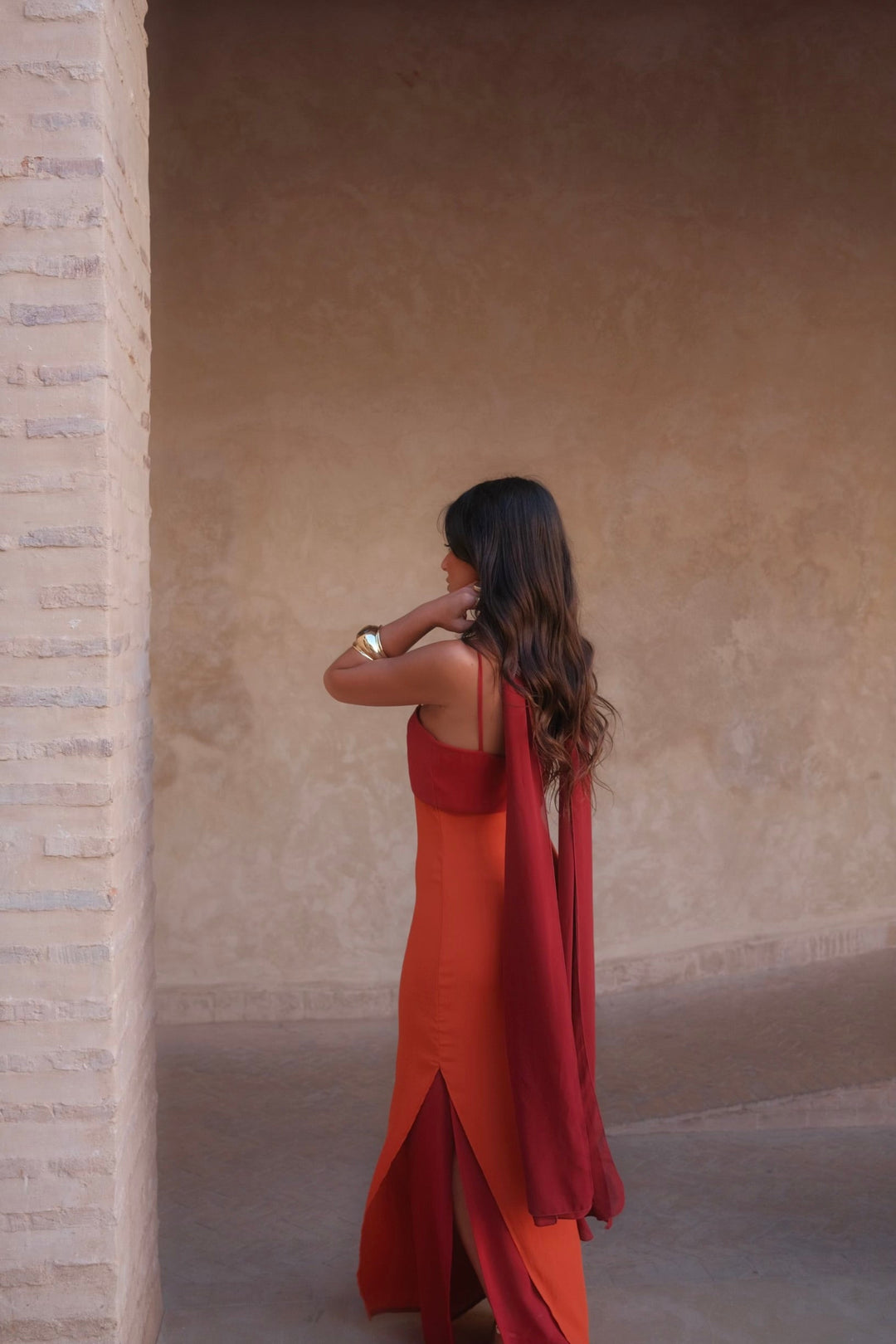 Elegante vestido bicolor de mujer con tirantes, largo y fluido, ideal para cualquier evento.