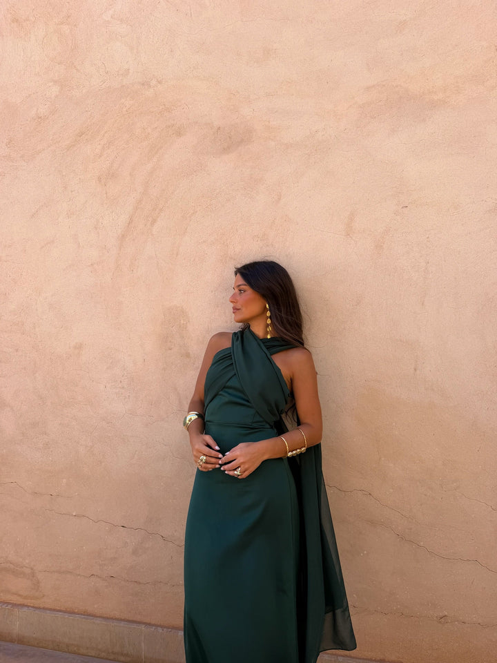 Vestido largo verde botella para mujer, silueta elegante, perfecto para bodas y celebraciones nocturnas.