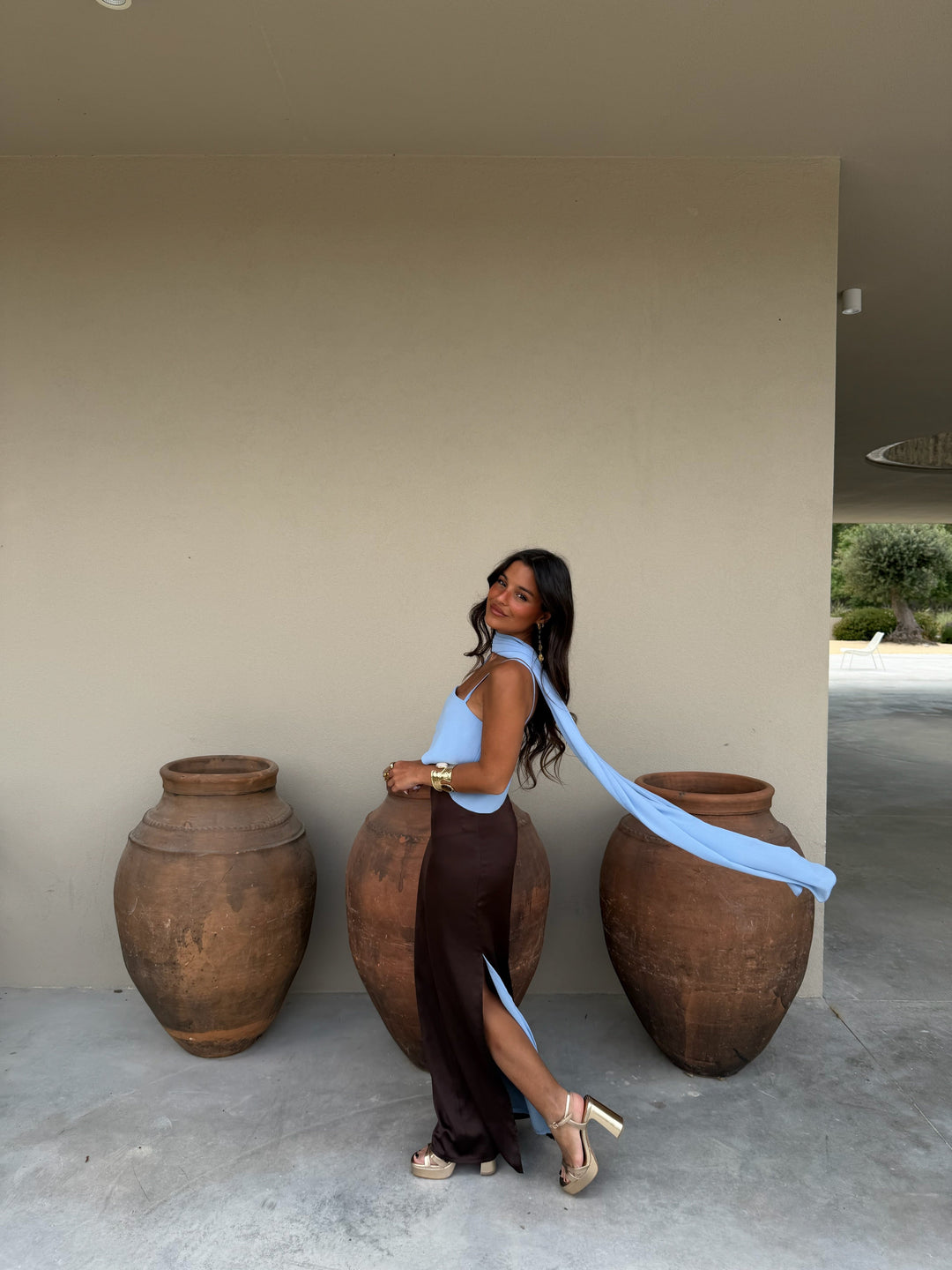 Vestido elegante y versátil de mujer, ideal para otoño. Colores marrón y azul. Moda casual y fiesta.