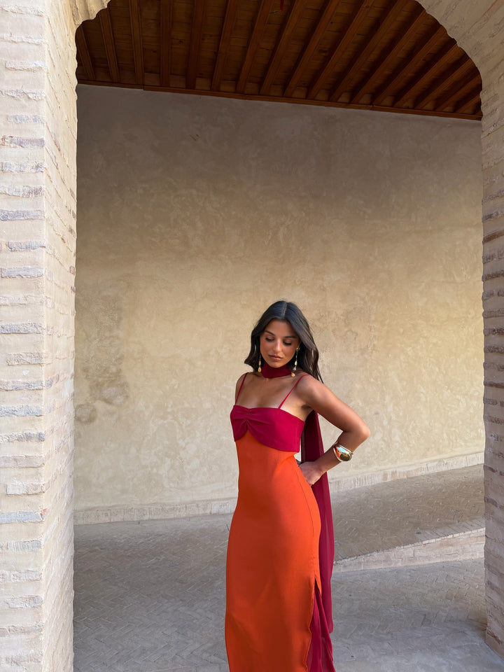 Vestido largo elegante bicolor para mujer, diseño único para fiestas de verano y eventos glamurosos.