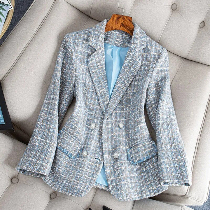 Chaqueta blazer entallada azul con delicado encaje y patrón de cuadros, perfecta para primavera/otoño.
