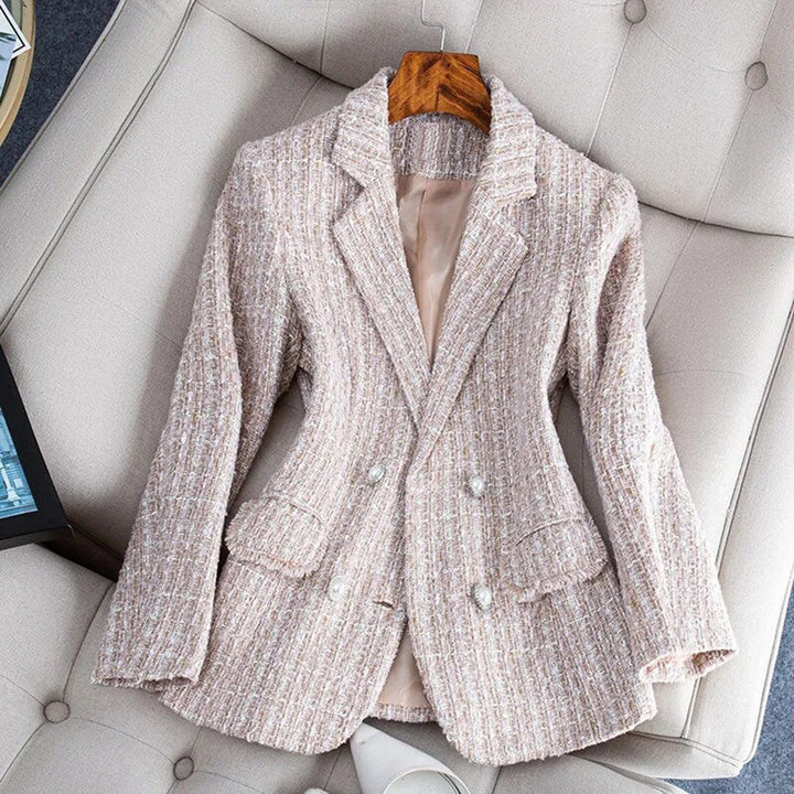 Chaqueta blazer de cuadros y encaje, prenda versátil para moda femenina chic y sofisticada.