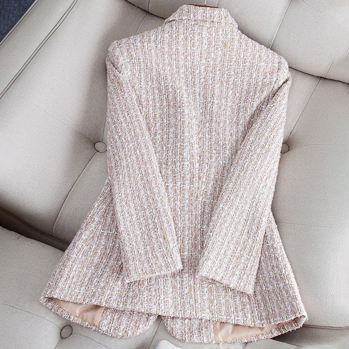 Blazer entallado rosa para mujer, con sofisticado encaje y patrón de cuadros, estilo formal e informal.