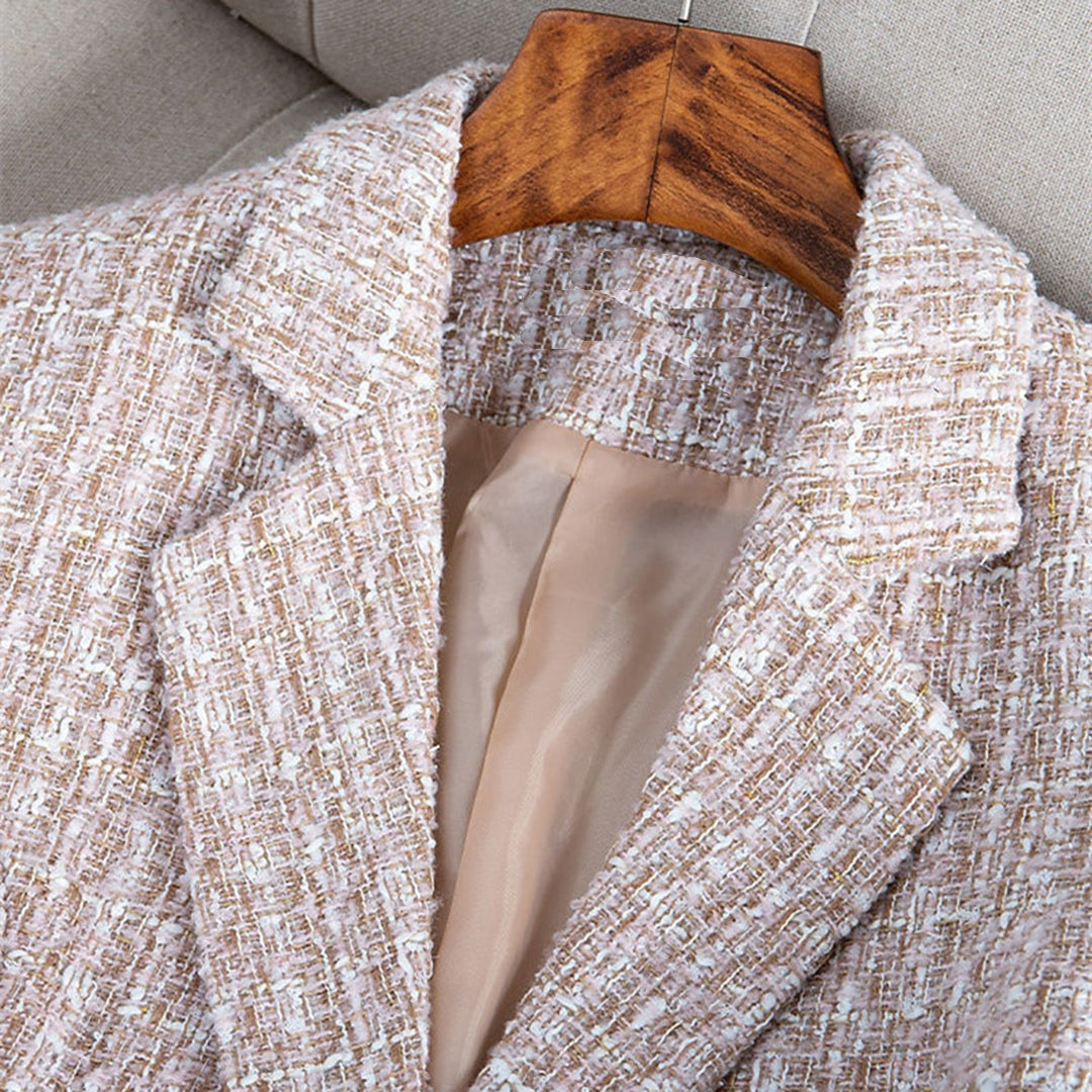Blazer entallado de cuadros y encaje para mujer, un toque chic y moderno a la moda femenina.