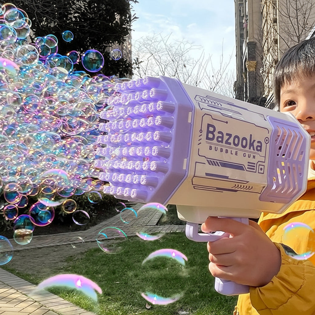 Niño feliz usando pistola de burbujas LED, creando muchas burbujas y diversión en el aire libre. Juguete vibrante.