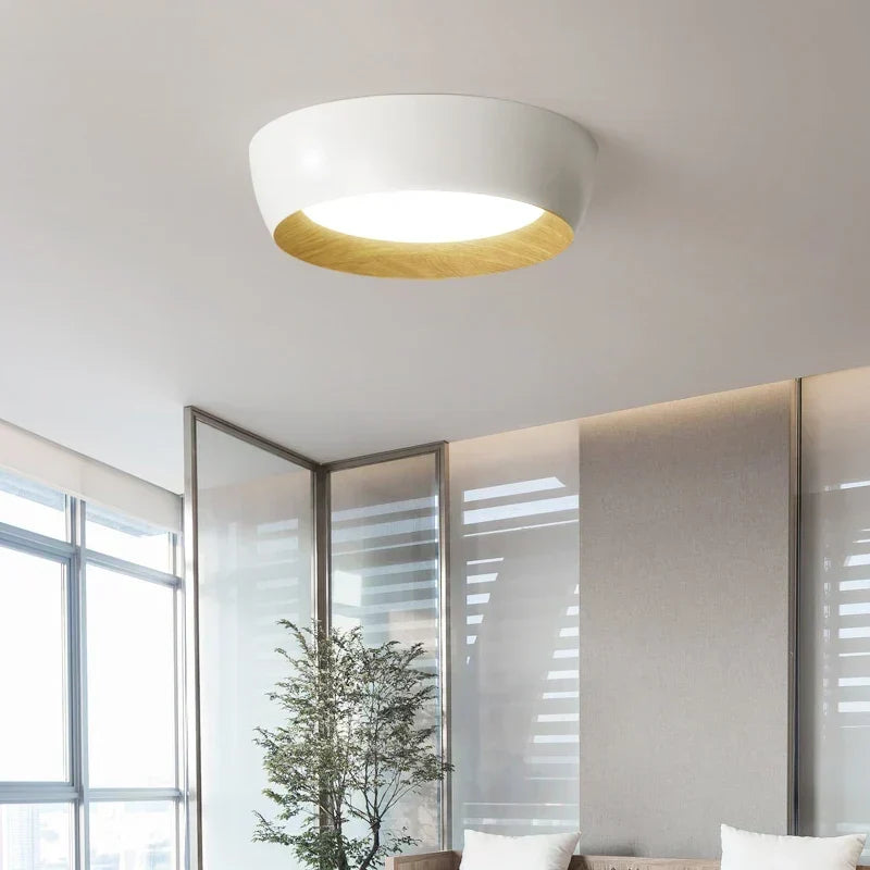 Lámpara de techo redonda de diseño nórdico. Detalles de madera y luz LED para decoración hogar y un estilo minimalista.
