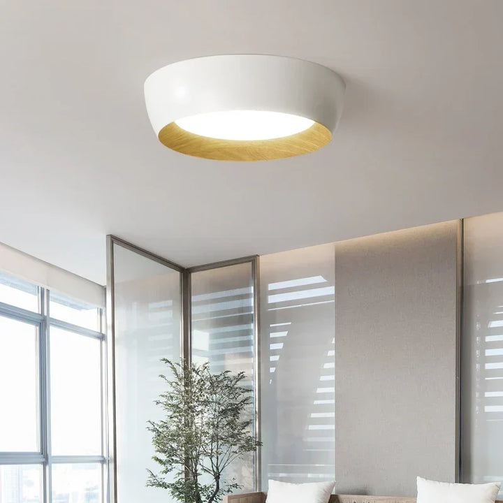 Lámpara de techo redonda de diseño nórdico. Detalles de madera y luz LED para decoración hogar y un estilo minimalista.