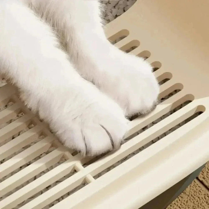 Arenero compacto de diseño moderno, perfecto para gatos en espacios pequeños. Mantiene la higiene felina.