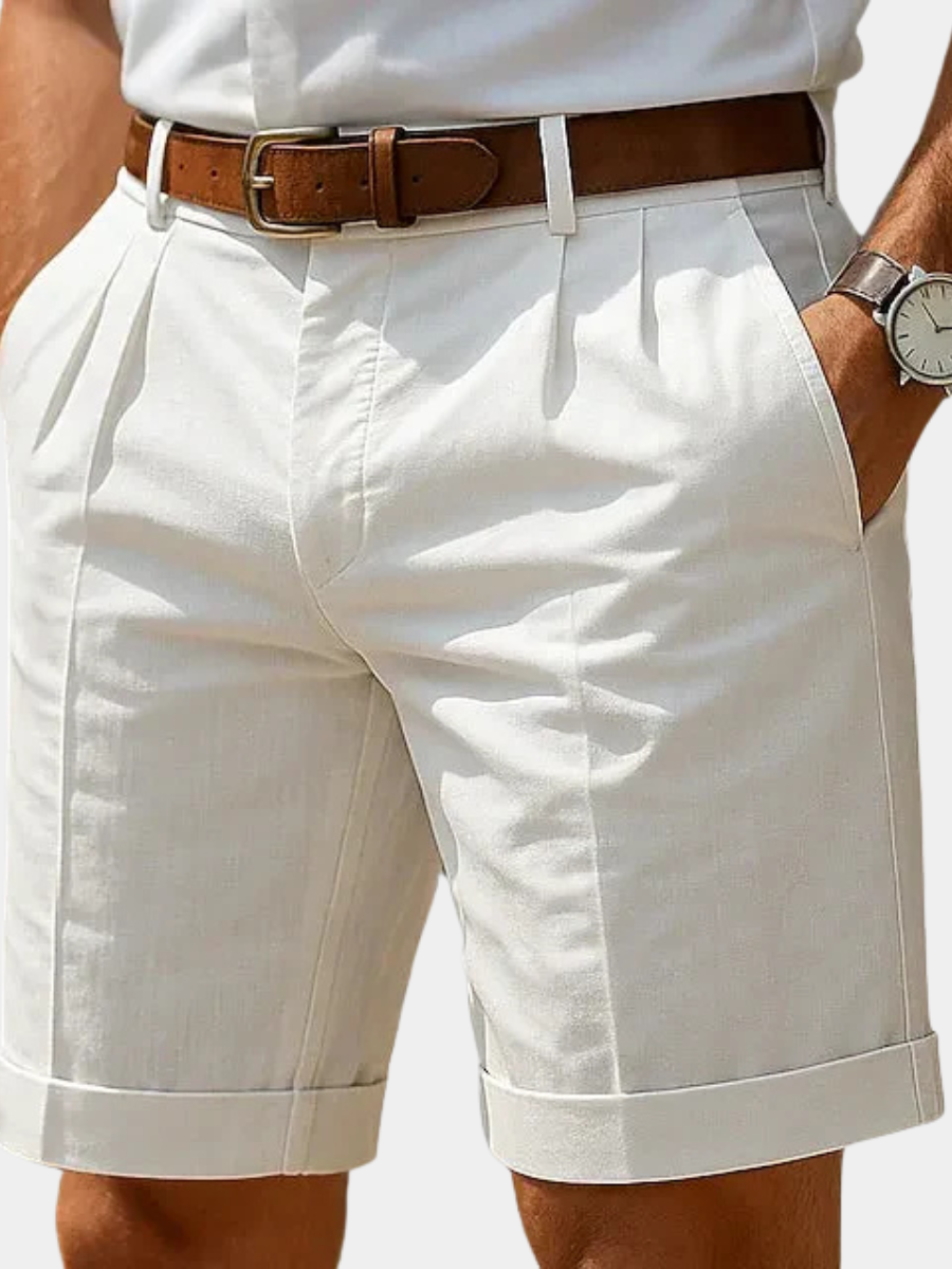 Pantalón corto plisado de hombre, elegancia casual de verano. Estilo moderno para la ciudad o playa.
